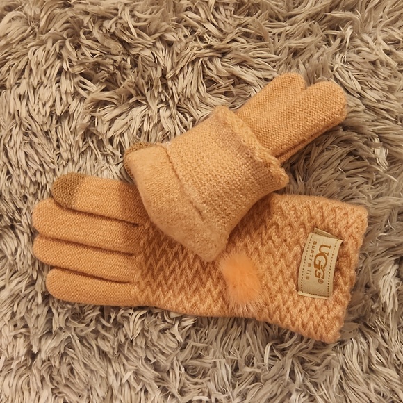 COPY - NEW UGG GLOVES - Picture 2 of 3